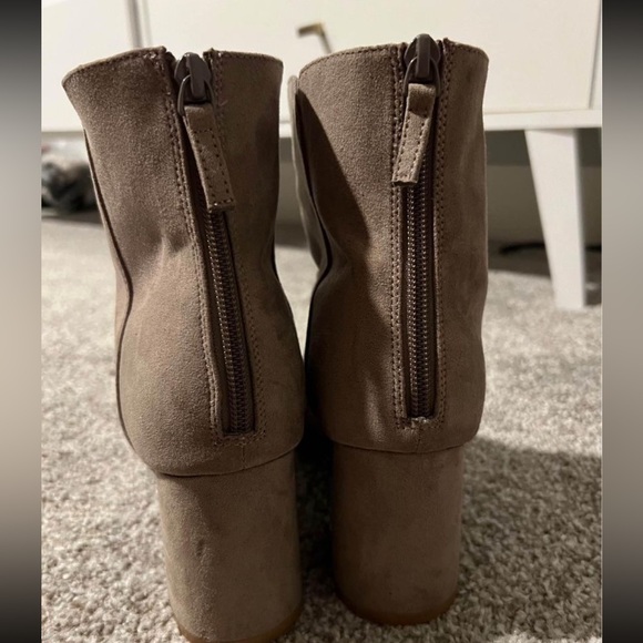 Old Navy beige heel boots - Picture 3 of 4